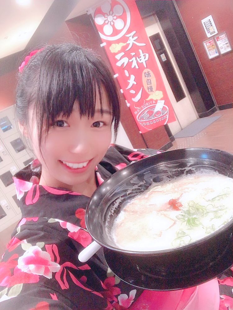 milky_ARMIE's tweet photo. オフ会ありがとうございました❤︎👼🏻
ラーメン食べて、お話して、デザートをいただいて、一緒に花火を見て、写真撮って、またデザートいただいて笑
たのしかったね♪
うちわ貰ってくださった方も
ありがとうございました🥺杏里さんとペアでした👽❤︎
#TEN6 #天神祭 #天神ラーメン #MATSURIYA #オフ会 https://t.co/n8YmeZBwAR