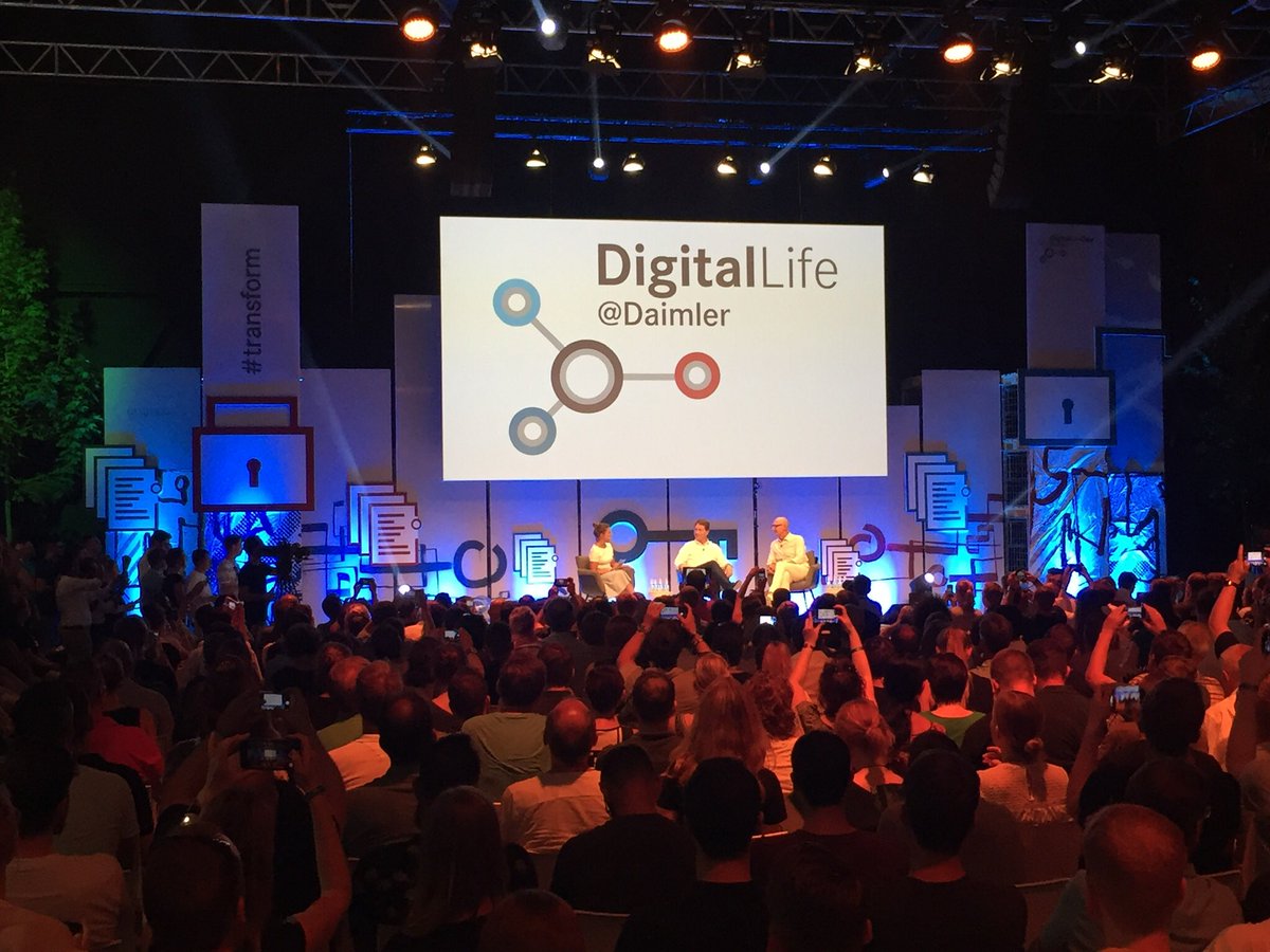 HerbieConnected's tweet photo. Finale des @Daimler #digitallifeday mit Ola Källenius und Tim Höttges @deutschetelekom @telekomwall auf der Hauptbühne zu #Digitalisierung und Zukunft der #Mobilität jetzt in #Ludwigsburg - Vorfahrt für #Nachhaltigkeit! @tsystemsde https://t.co/w4QNL5BqV8