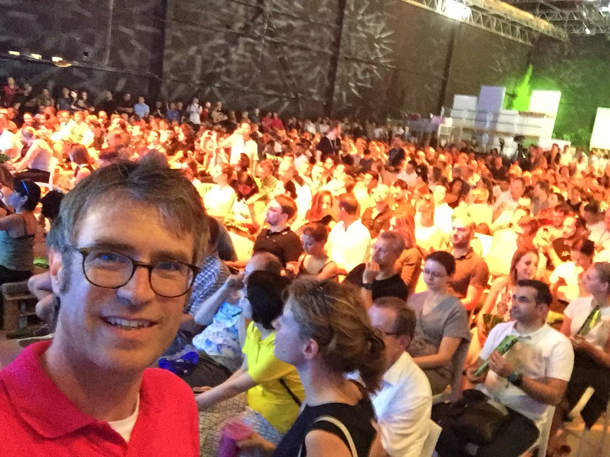 HerbieConnected's tweet photo. Finale des @Daimler #digitallifeday mit Ola Källenius und Tim Höttges @deutschetelekom @telekomwall auf der Hauptbühne zu #Digitalisierung und Zukunft der #Mobilität jetzt in #Ludwigsburg - Vorfahrt für #Nachhaltigkeit! @tsystemsde https://t.co/w4QNL5BqV8