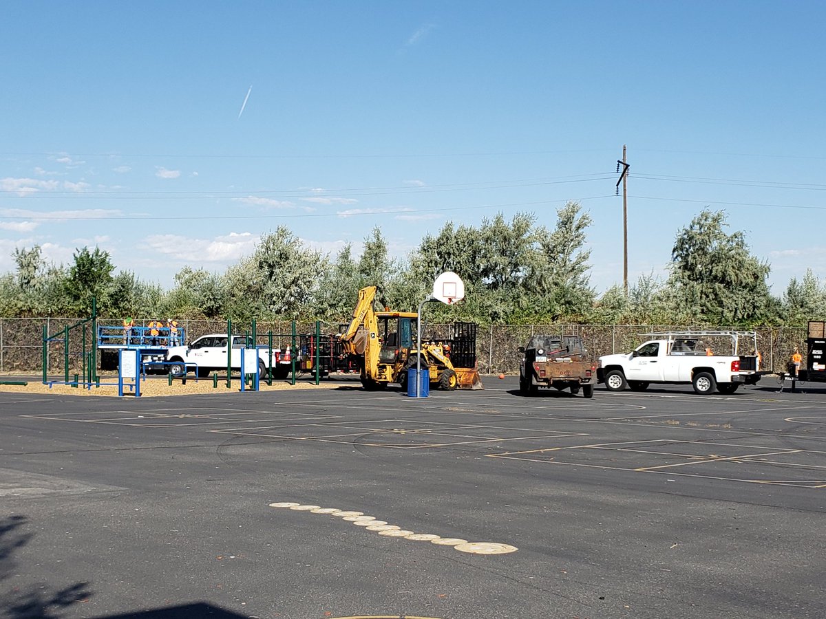 NateElkinsSLCSD's tweet photo. We have an amazing facilities department. They've cleared out our playground of overgrown trees, increased access for individuals with disabilities, relocated a portable, and landscaped the front of the school. Providing the best for children takes group effort, thank you! https://t.co/RitX5NCrqd