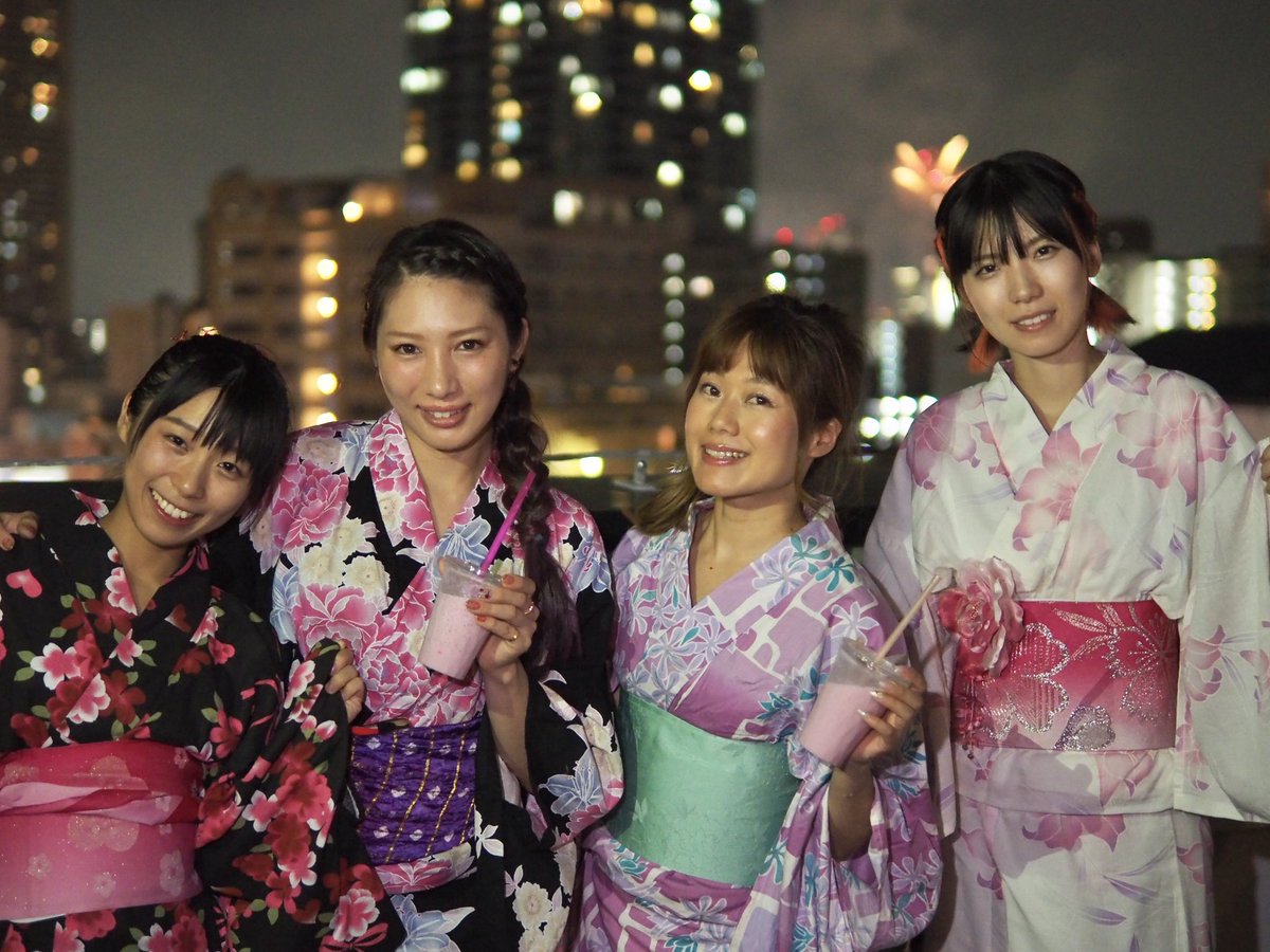 mokkeijuku's tweet photo. 天神祭の奉納花火は、屋上からよく見えました!(^o^)
#TEN6 と見る #天神祭奉納花火
#オフ会 ④
#天神ラーメン
#MATSURIYA
#天六フリーダムビル https://t.co/FlvI2nQepr