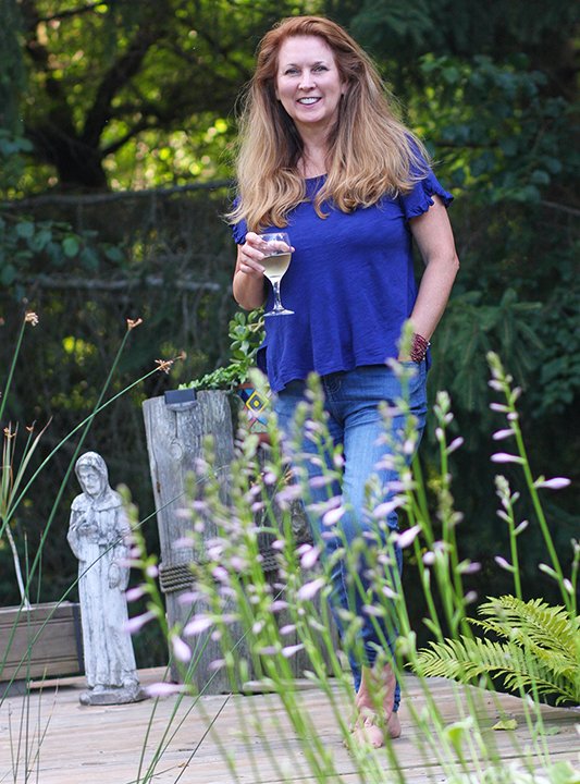 tryoneofakind's tweet photo. When the photographer asked if I wanted to put shoes on for the shoot, I laughed and said no, but I'll grab a glass of wine!

#BackyardGardenPhotos https://t.co/l7Fh7A4X9K