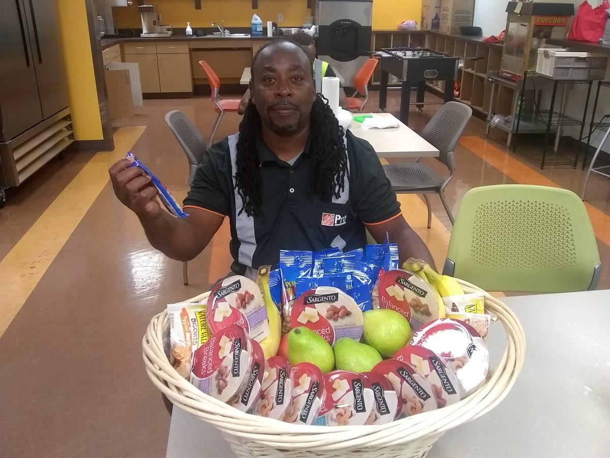 HDKrystle's tweet photo. Our drivers are enjoying healthy snacks in celebration of Our “Healthy State Challenge “. Georgia is currently #5 but we are creating excitement around healthy living and logging lots of points in Atlanta! #healthystatechallenge @John_Neveling @Mcgalec99 @TeetheGrove791 https://t.co/GsycqXKZsM