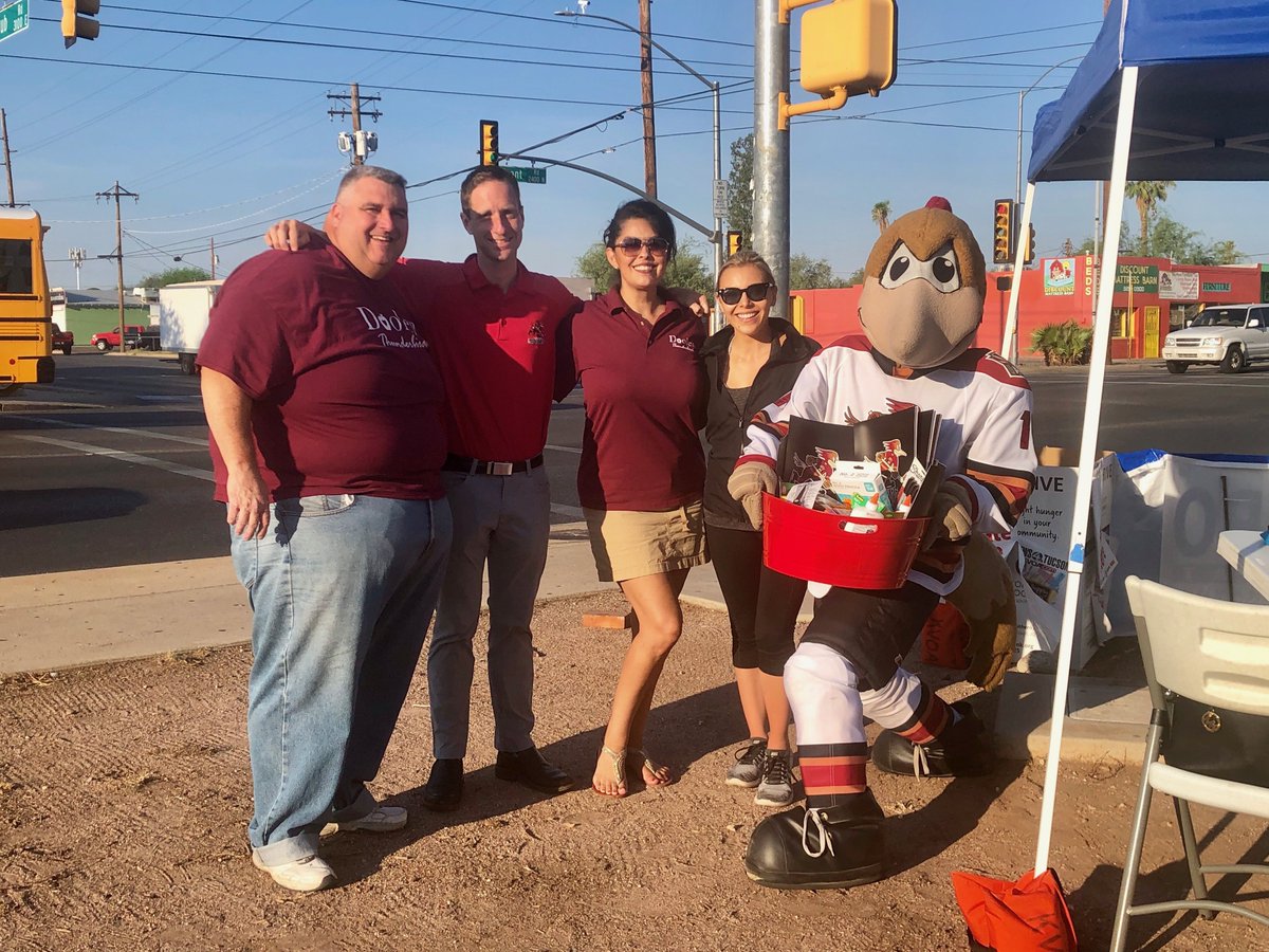 RoadrunnersAHL's tweet photo. Thanks to @AlyxDote and @KVOA for having us at their School Supply Drive today at Doolen Middle School. ✏️🖍️

How you can help▶️ https://t.co/jo8Cx3s00g https://t.co/JGXS6esejR