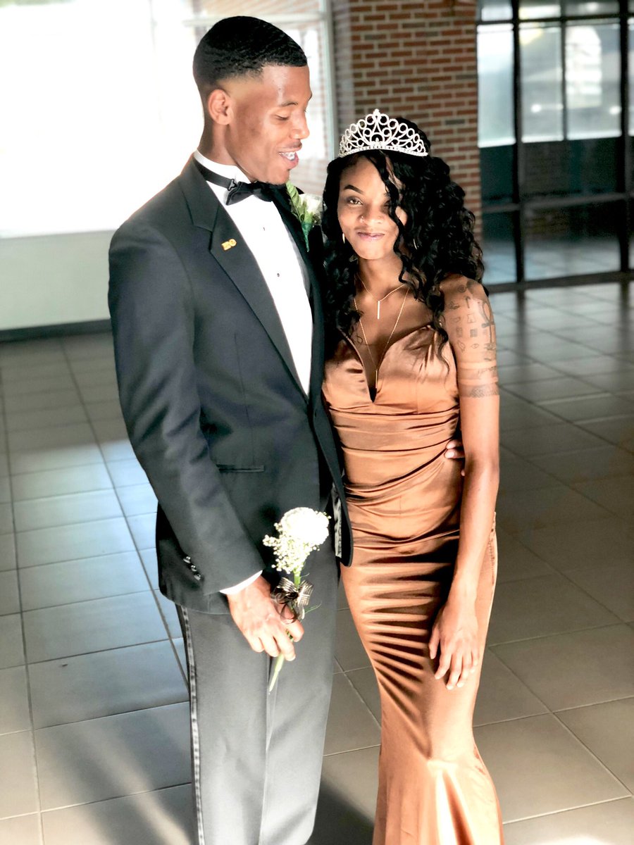 JstTune's tweet photo. I’ve made no mistakes, I have no regrets, and I always keep a “Phi” next to me .🤞🏽🙌🏽
#IotaPhiTheta
#TheOrderOfBrotherhood
#CheerPhiLeader
#UpsilonPhiUpsilon
Ft. Miss brown and gold, Miss Upsilon Phi Upsilon, and Moe baby. https://t.co/P3WfiZZNoH