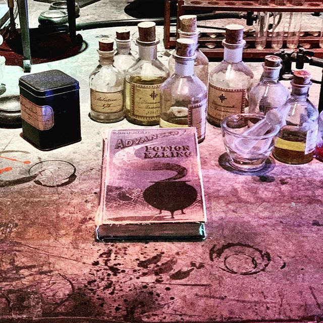 YourStyleBoss's tweet photo. This was one of the coolest things I saw in London! 🙌🏻 #Harrypotter #obsessed #socool #lovethismovie #the6thoneisbest #lovethisbook #potions https://t.co/HD2CXwcPPD
