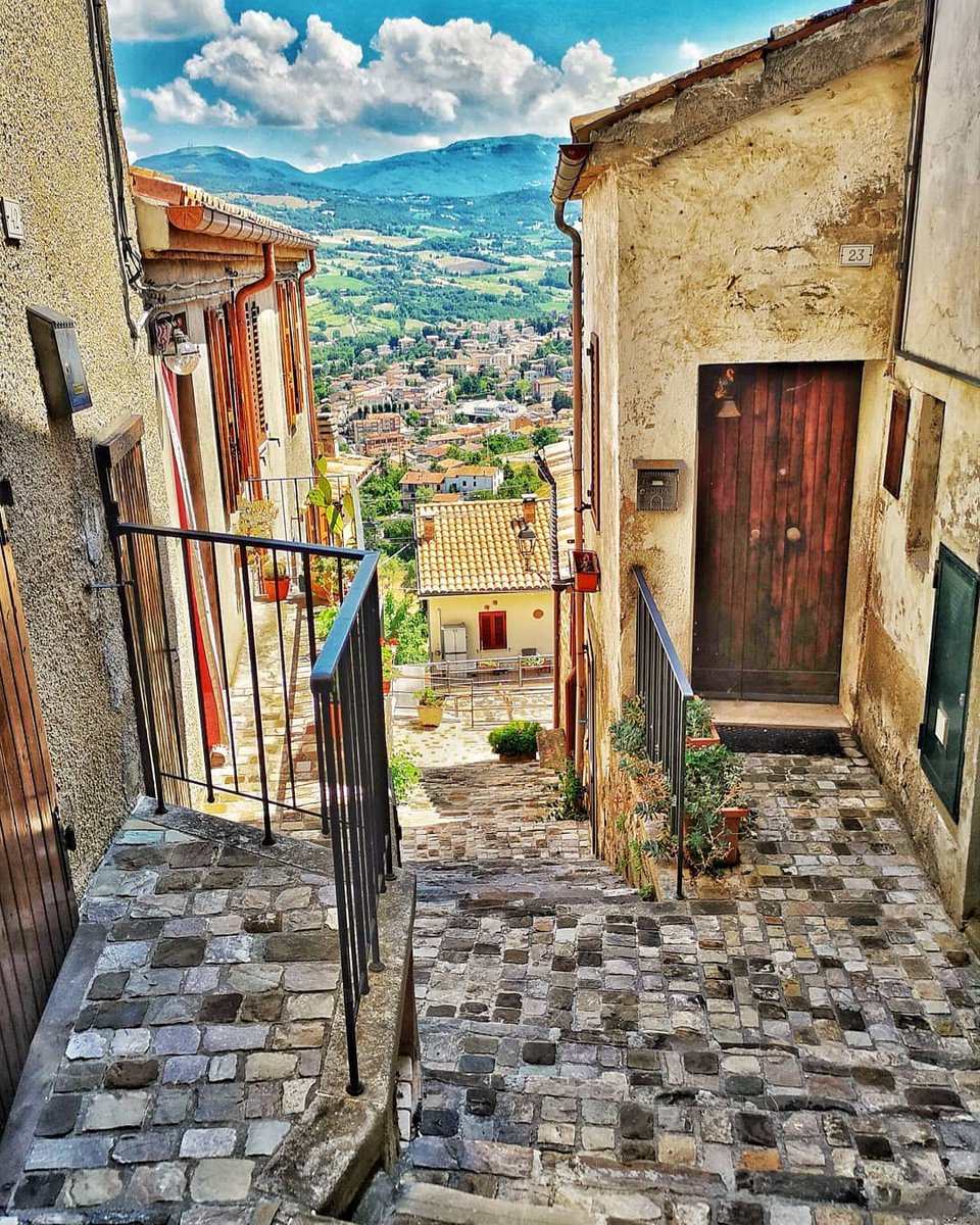 turismoER's tweet photo. Si prova un senso di libertà e stupore passeggiando per i vicoli di #Talamello, un piccolo borgo d'arte e sapori tra le colline della Valmarecchia
📸: brunozamagni | #inEmiliaRomagna #italianvillages https://t.co/bzHsvPXyOy