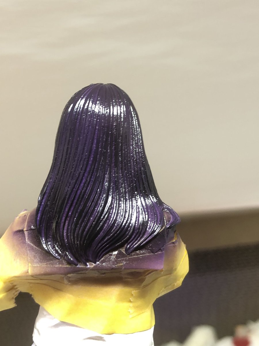 Figufigu 艶のある黒髪にするにはどうすれば良いのか 試行錯誤する時間は無かったので紫から黒をクリヤーで割ったものをガンガン吹いて行きました トップコートを均一に吹くのではなくてムラがあるように吹いたらよかったかも 頭頂部と肩にかかる髪の