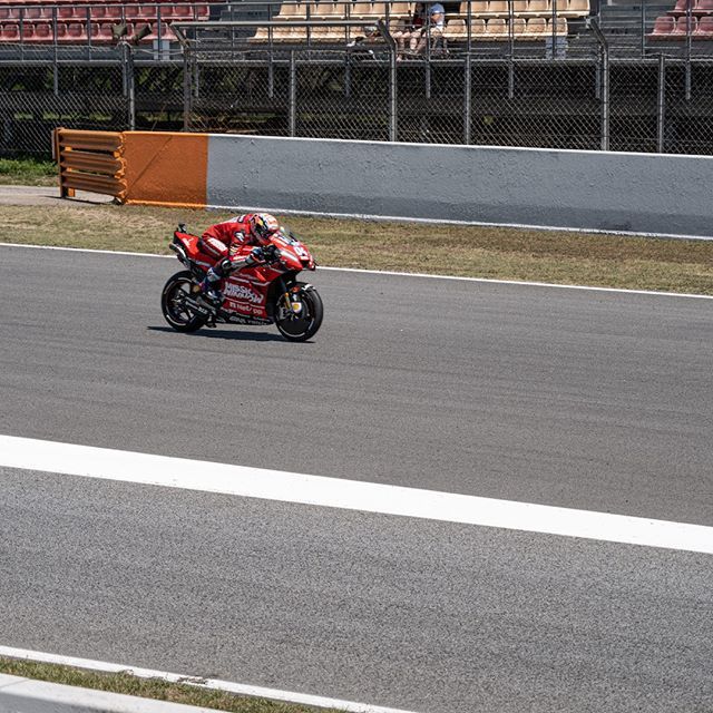 nimeh's tweet photo. From the mountains of Montserrat back to the racetrack! ⛰🏍🏁 @andreadovizioso always pushing his Ducati to the limit. 😎💨
.
.
📸 @stefanpodlesak
.
#Ducati #DucatiAustria #DucatiESP #DucatiCorse #AndreaDovizioso #Dovi04 #MotoGP #racetrack #redbike #D… https://t.co/4xgXOS584H https://t.co/xekKY8bvLb