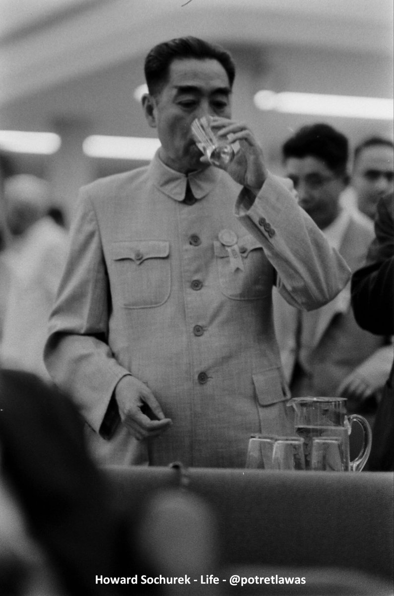 potretlawas's tweet photo. Yang tak kalah krusial: petugas urusan perairminuman.

Ada ratusan orang dari setidaknya 29 negara datang ke Bandung saat itu. Semua minum dg gelas, macam  Menlu Cina Zhou Enlai tsb! https://t.co/6aIHlIz1bs