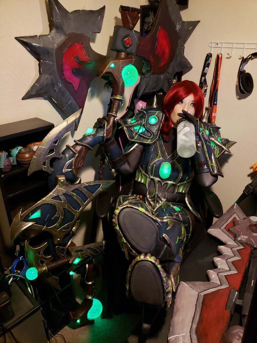 Schrei205's tweet photo. "Why are you rolling need on that?!? It's a strength axe!" 

#Warcraft #cosplay #demonstalker https://t.co/9wyLlnur7g