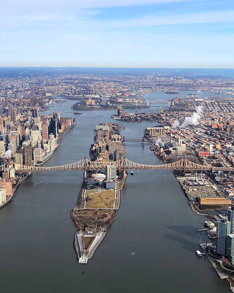 LibertyHelicop's tweet photo. You can't get a view like this just anywhere. That's why we love New York! #nyctour #nycviews #birdseyeview #flyliberty #airtour https://t.co/JFAZY99MZi
