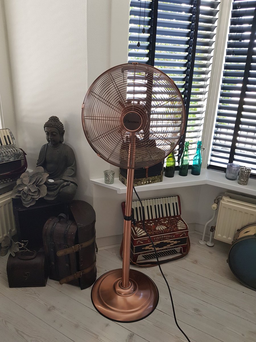 Rwever72's tweet photo. Bedankt @bol_com Voor de mega snelle levering van mijn nieuwe vriend, dankzij jullie is het nu geen 40 graden in huis, maar 36 graden 👍😉 https://t.co/7FTpCcuqn7