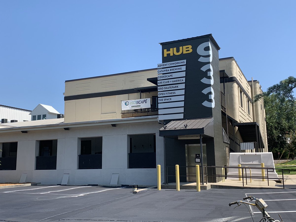 AccordionGuy's tweet image. #StartupBusFL (and our guests #StartupBusDC) have pulled into Hub 933 in Charlotte, and #StartupBusNYC are here practicing their pitches. The @HyveEmail team is ready to pitch!
#StartupBus2019 #DreamStartup