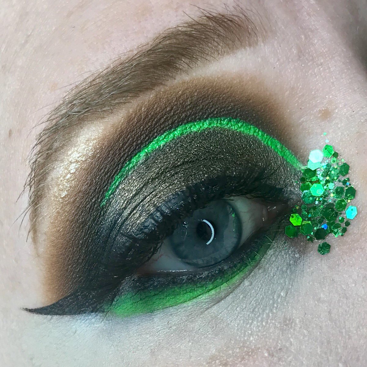 wonderstruckmua's tweet photo. @prettyweirdco It’s such a beautiful glitter. One of my favorites. https://t.co/cvaHzBRboN