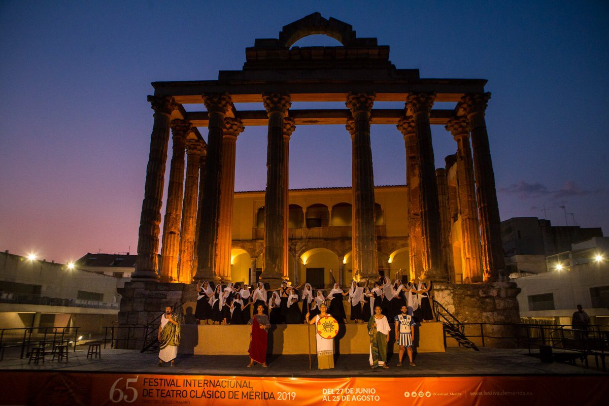 TAPTCteatro's tweet photo. Atenea, al frente de un reparto formado por 37 personas, se despide esta noche. A las 21h en el #TemplodeDiana, última representación de #eumenides dentro de la programación Agusto en Mérida. @Festival_Merida #agusto10 #merida65 @juntaex_cultura @ayto_merida @IJExtremadura https://t.co/myZyfF3TS9