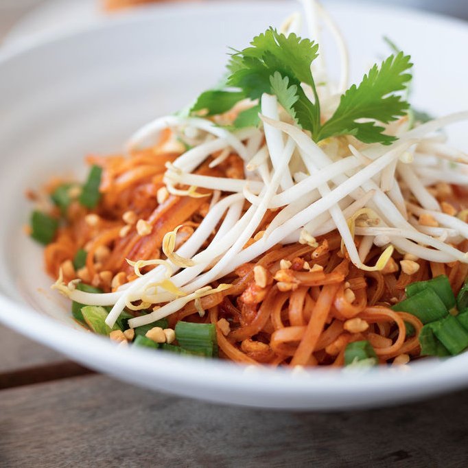 enjoymintnow's tweet photo. It's #PadThaiThursday! Time to have this soulful bowl of goodness.
#EnjoyMintKitchen #NikkyFeedingSouls #AsianMint https://t.co/i3YBxmX06Y