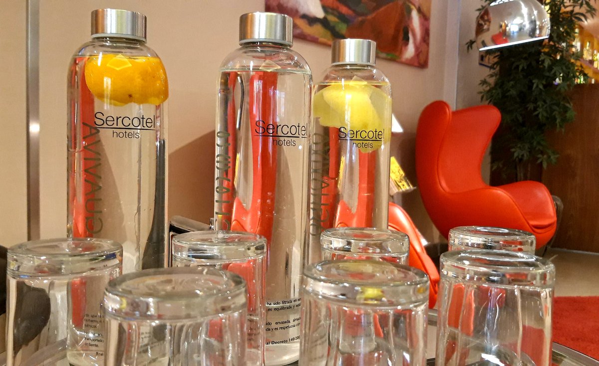 Con esta #OlaDeCalor 🌊☀️
Seguro que te alegras de que en la recepción de <a href="/sercotelhoteles/">sercotelhoteles</a> te demos la bienvenida con agua fresquita. 
#Verano2019