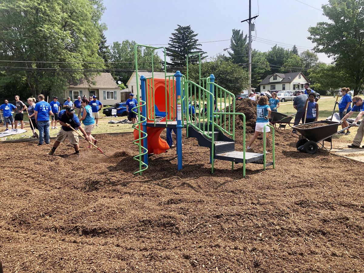 mikewoolfolk's tweet photo. Mayor @karenaboutflint Weaver is at Windiate Park talking with volunteers at #ThePlaygroundProject build! New equipment installed for area children to enjoy! @nbc25fox66 https://t.co/jKPh2SoLrK