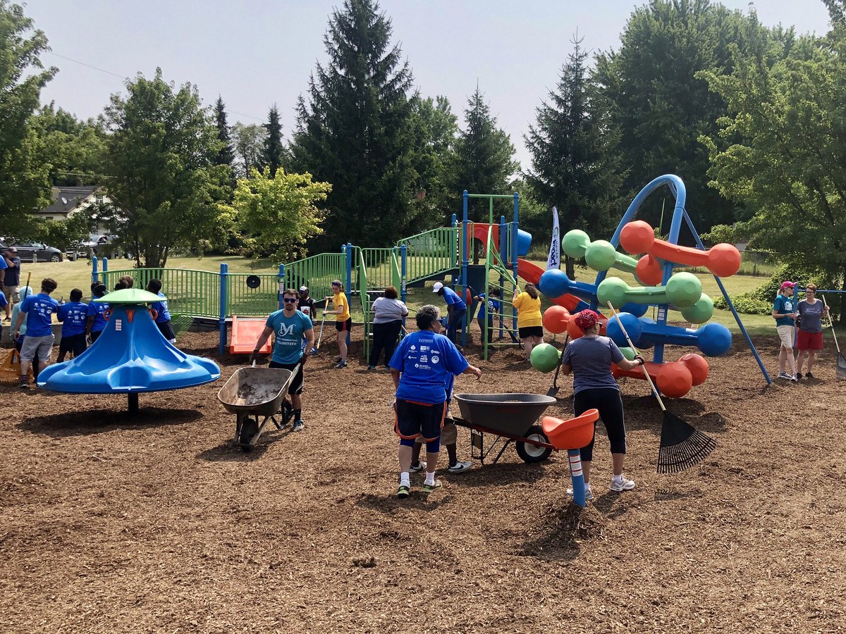 mikewoolfolk's tweet photo. Mayor @karenaboutflint Weaver is at Windiate Park talking with volunteers at #ThePlaygroundProject build! New equipment installed for area children to enjoy! @nbc25fox66 https://t.co/jKPh2SoLrK