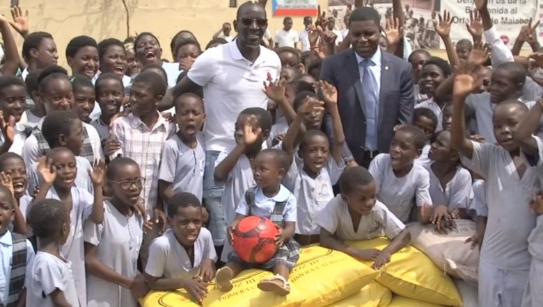 Sportlmpact's tweet photo. Le Saviez-vous ? 💡

L’ancien parisien @mamadousakho et sa femme ont lancé leurs propre association : AMSAK qui a pour but de venir en aide aux enfants en difficulté dans le monde entier. 
Distributions de dons, nourriture, fournitures scolaires et matériels médicaux. #Respect 👏🏽 https://t.co/lhbdmGpQ54