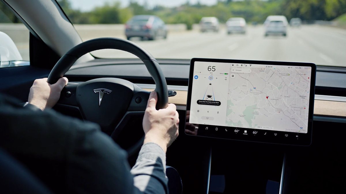TheTeslaLife's tweet photo. #Autopilots FSD, traffic light and stop sign recognition is currently operating in #ShadowMode https://t.co/rC7ayEniY1 https://t.co/k81vbb042x