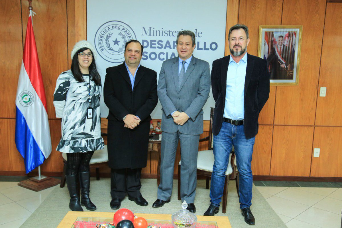 FAOParaguay's tweet photo. "Hoy estamos mejor articulados, hay un mejor diálogo entre los Ministerios del Poder Ejecutivo para alcanzar el impacto deseado en cuanto a la reducción de la pobreza", Ministro @MarioVarelaMDS @MDSParaguay en diálogo con Representante #FAOPy, Sr. Jorge Meza y Arnoldo de Campos https://t.co/KqDRe0ddj7