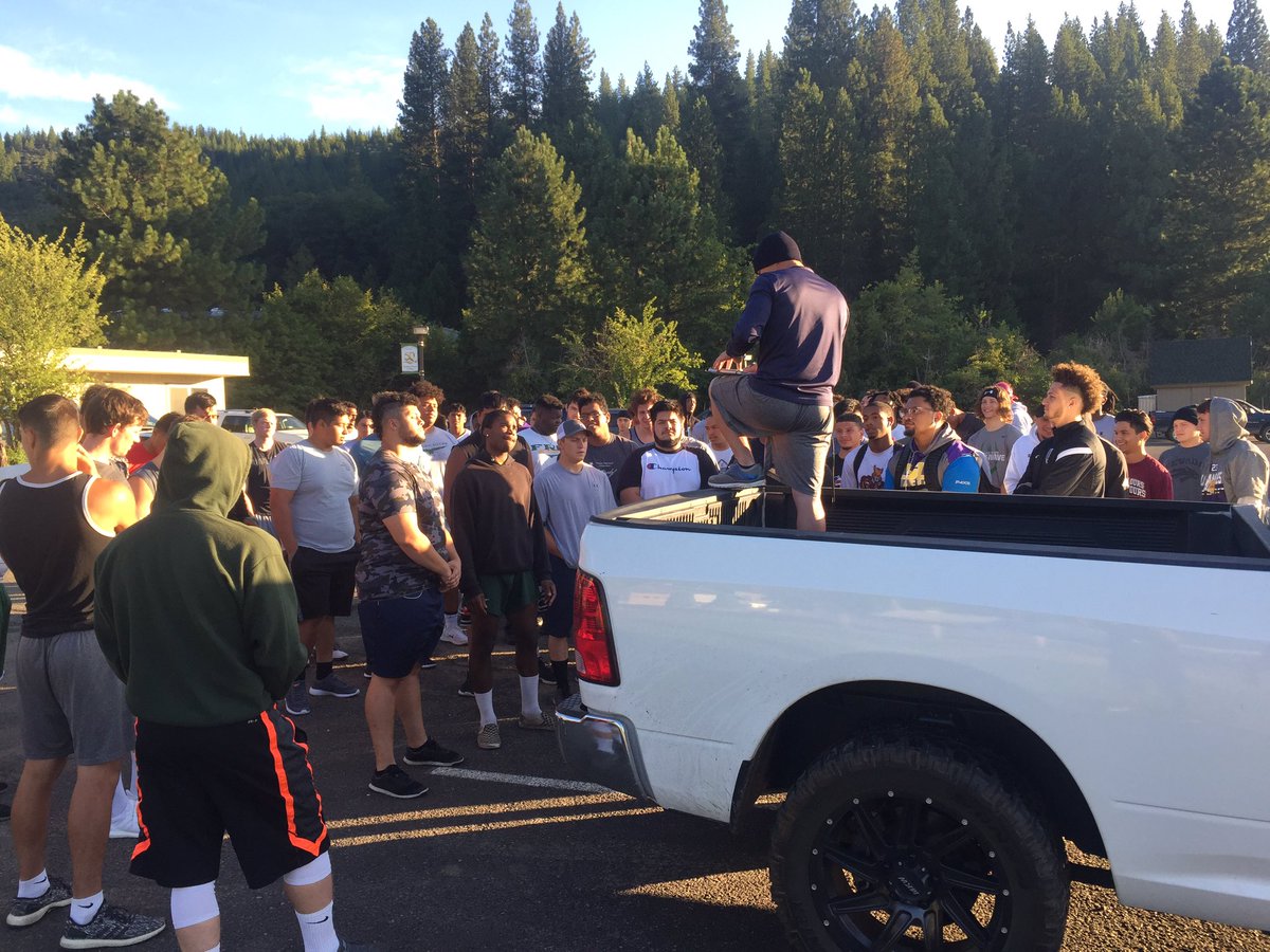 FRC_FOOTBALL's tweet image. Way to start off camp with a 3 mile run. Great job men from start to finish. #FRCfootball #Findaway #FocusFinish 🦅