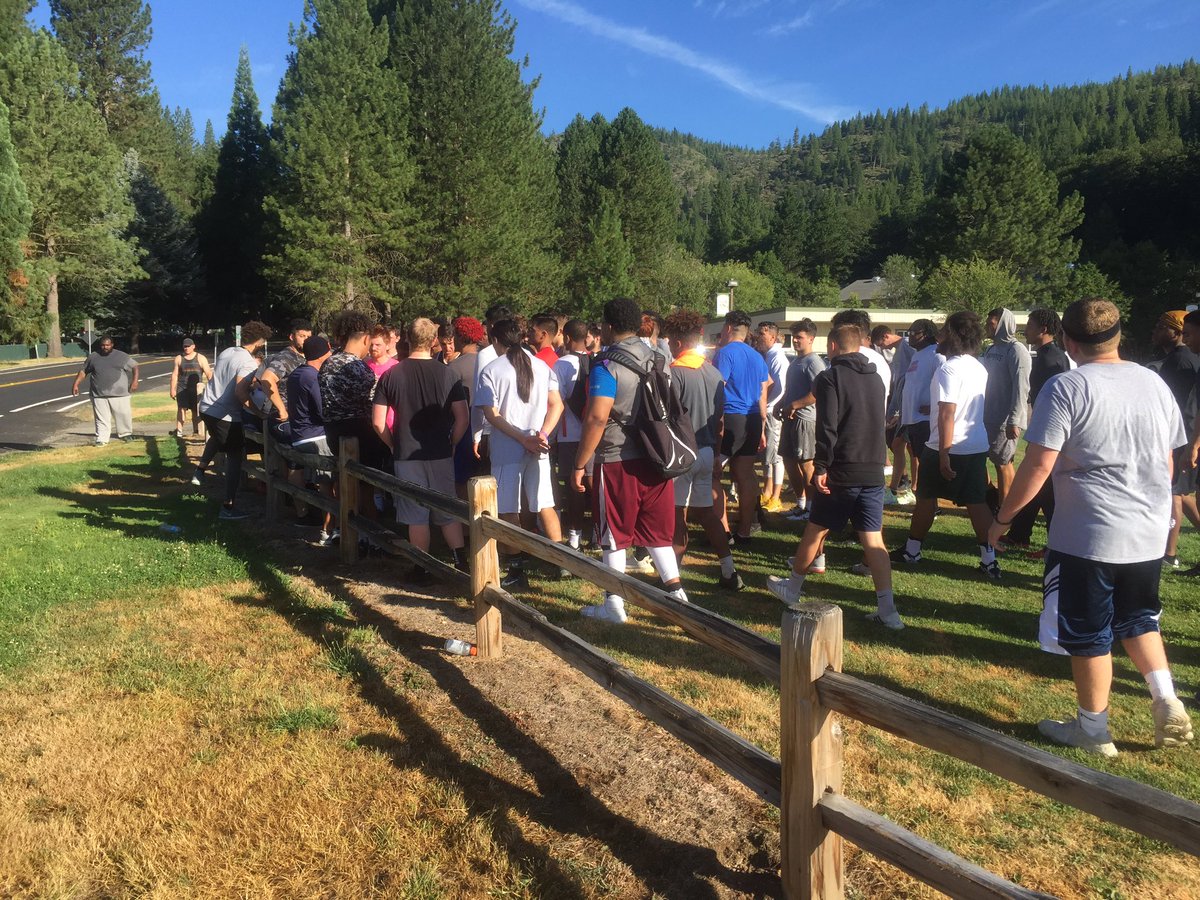 FRC_FOOTBALL's tweet image. Way to start off camp with a 3 mile run. Great job men from start to finish. #FRCfootball #Findaway #FocusFinish 🦅