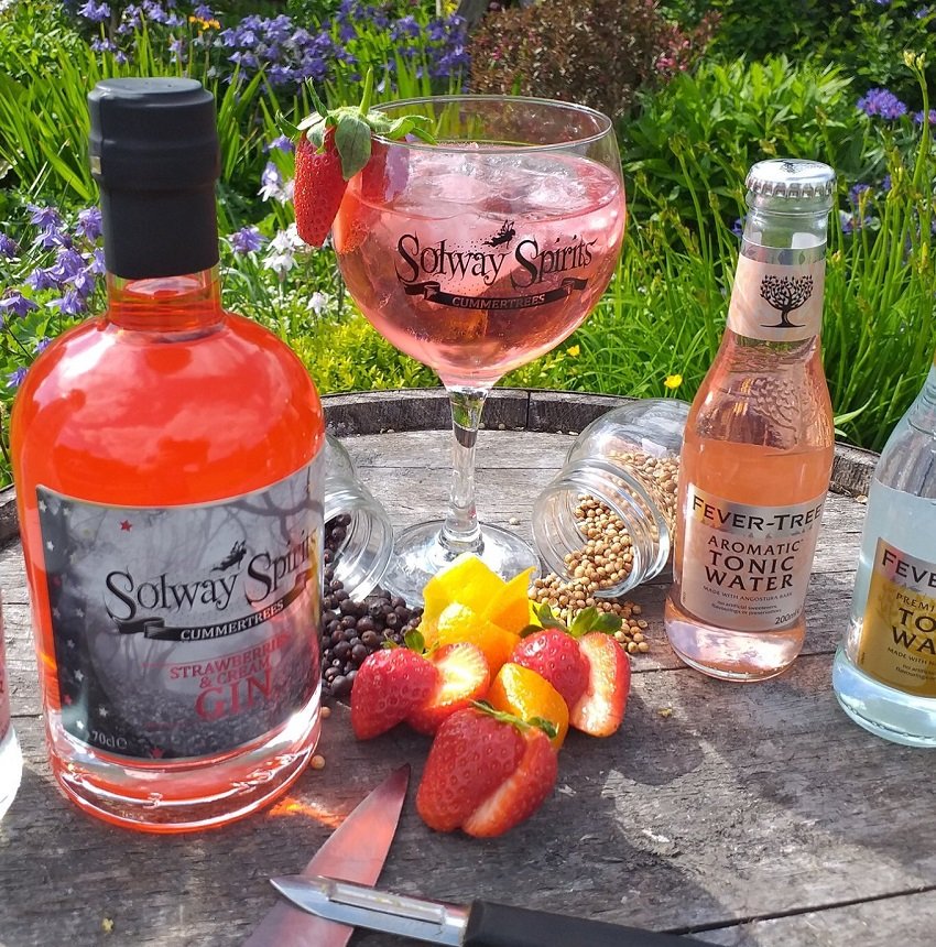 Craft56Scotland's tweet photo. If you're looking for some ginspiration on the #hottestdayoftheyear look no further...☀️🍸

Which one would you go for?

#scottishgins #perfectserves #ginoclock https://t.co/j3MwarwSvq
