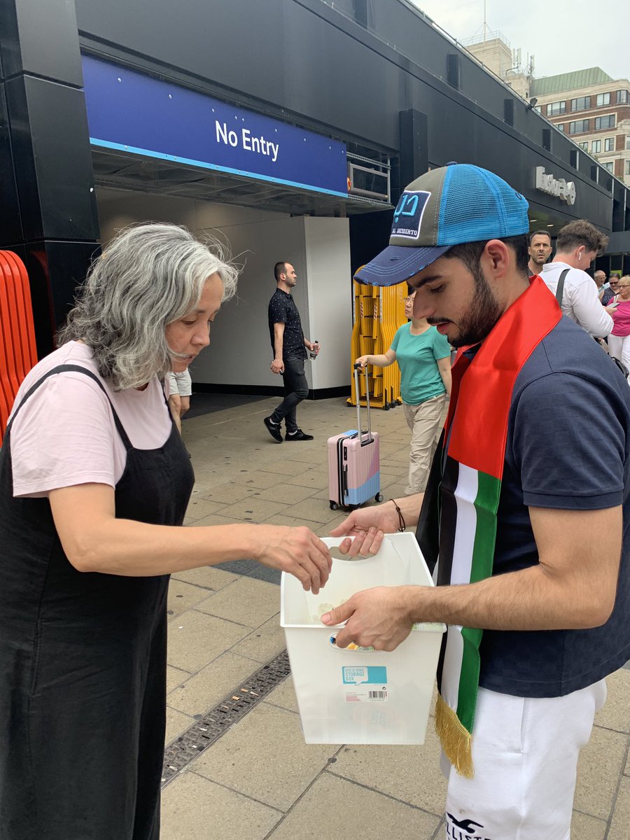 sultanalzz's tweet photo. A glimpse of the act, by Emirati students in the UK, to keep Londoners &amp; those in need hydrated during the hottest day in London https://t.co/QEtMlqjHYi