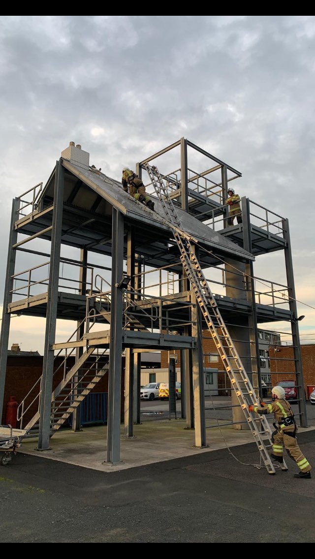 StuartGunn_'s tweet image. Training session covering working at height on a building roof using our Safe Work at Height equipment, 9 meter ladder &amp;amp; roof ladder for access. 
#RealisticTraining
#AlpineButterflyKnot