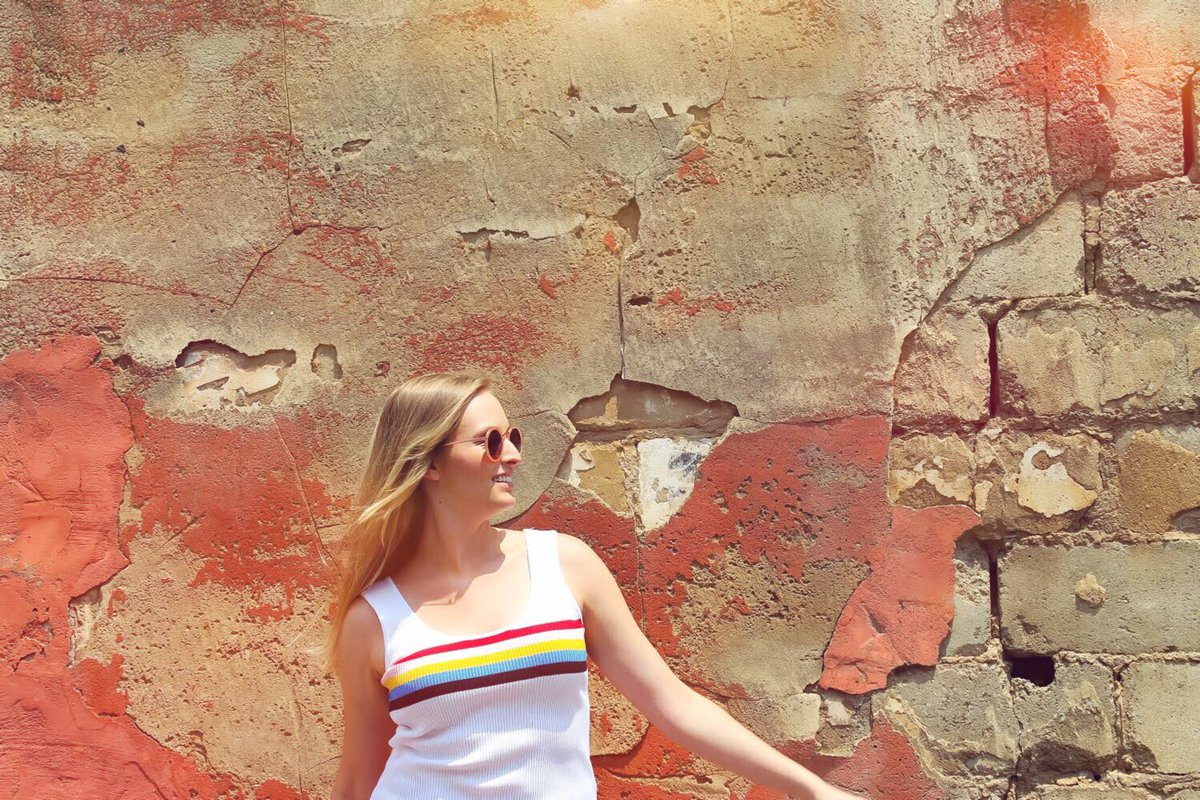TowerMusicGroup's tweet photo. If you haven’t listen to @thejuliastill new track “1999” ...... you should. Seriously. What are you waiting for. ☀️🌈🌻 https://t.co/p3H9YuUjNi