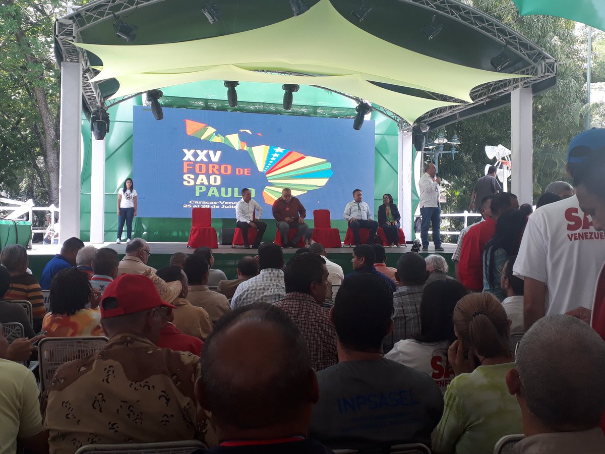 PartidoPSUV's tweet photo. #FOTOS Así se lleva a cabo el debate abierto: El poder de los trabajadores en la lucha antiimperialista desde la Carpa Temática del XXV Encuentro del Foro de Sao Paulo. 

#ForoDeSaoPaulo https://t.co/LCTc1hNMpH