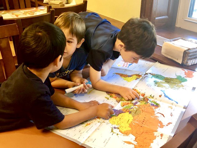 The world awaits! #Mapsonthemove are the start of a beautiful world adventure. Do you have a #worldmap at home? If you don't find your #happymap, get yours at tiny.cc/happymap. #dreambig #whereintheworld