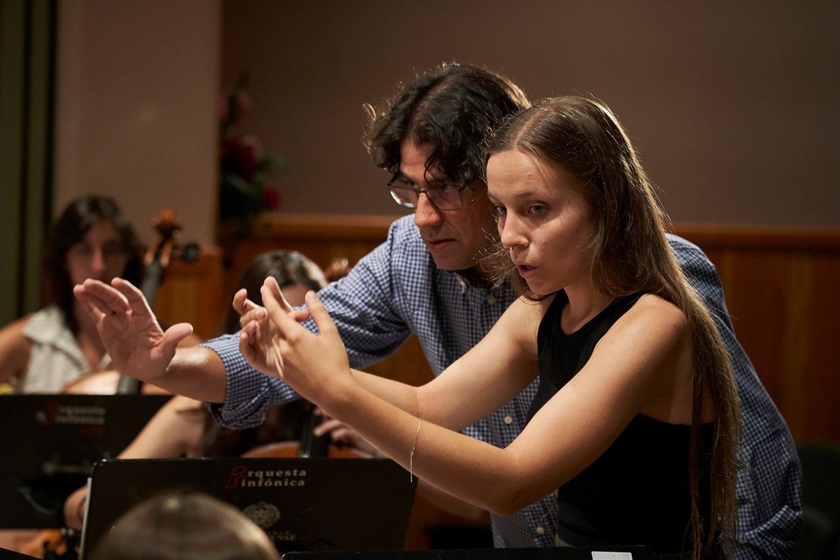 CursosVeranoUCM's tweet photo. José Sanchís, director de la Orquesta Sinfónica de la @unicomplutense  agradece en la clausura de la XXXII edición de #CursosVeranoUCM en San Lorenzo de El escorial "el trabajo, esfuerzo y pasión por la música" de los 25 integrantes de la Orquesta.
@culturaaytosanl https://t.co/ubl6cijSxV