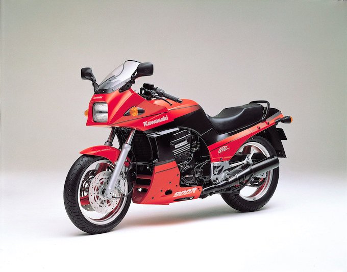 #プロメア でガロが載ってたバイク、おそらくというか確実にカワサキの『GPZ900R』ですな。コスとかイラストとかで、バ