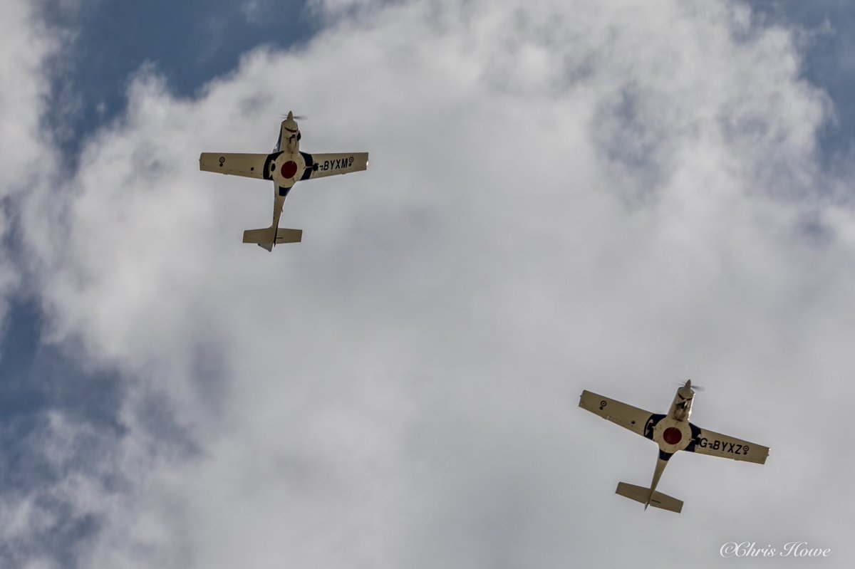 cjh3051's tweet photo. Tutors Overhead #avgeek #aviation #aviationphotography #airshow #airtattoo #canonaviation #grob #grobtutor #liveforthestory #planespotting #photography #potn #riat #RIAT19 #royalairforce #sigmauk #sigmaphoto #tutor #tutordisplay #teamcanon @RoyalAirForce @RAFTutorDisplay https://t.co/DmGwXTLftU