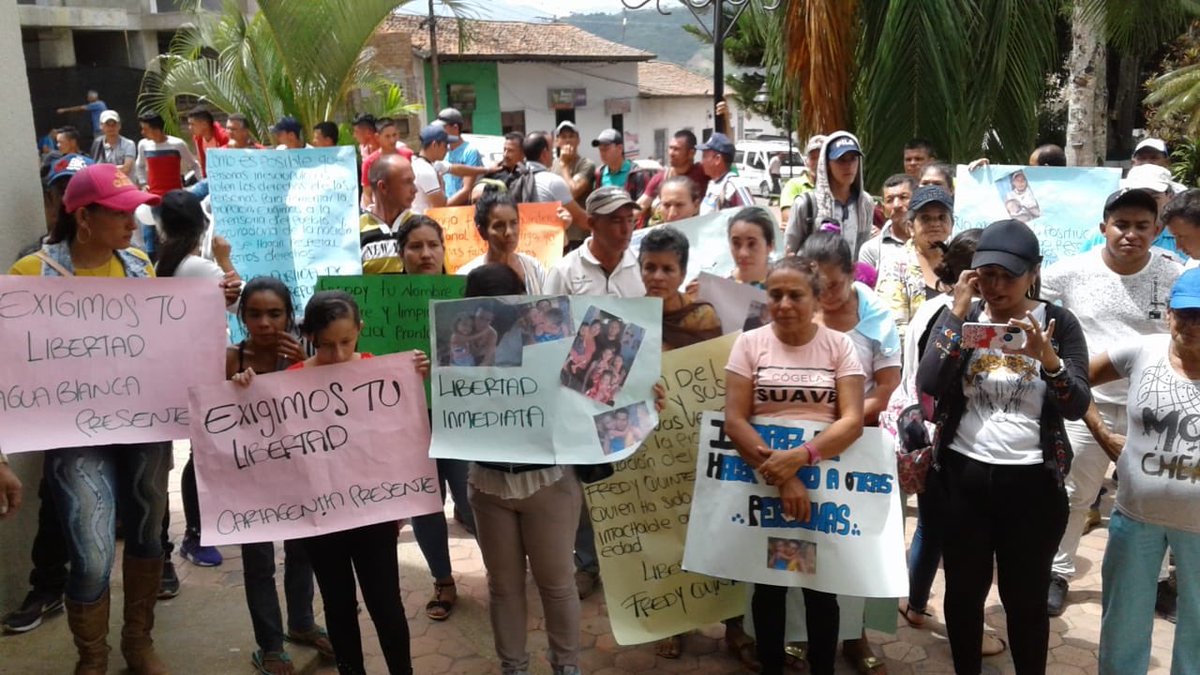 CiscaCatatumbo's tweet photo. #AEstaHora Comunidades del corregimiento de Cartagenita se movilizan en el Mpio. de Convención en rechazo a la detención de Freddy Quintero López. Consideran esta detención un “falso positivo judicial” y exigen de manera inmediata su libertad.
#EsHoraDeSalir https://t.co/lyprhgVVze