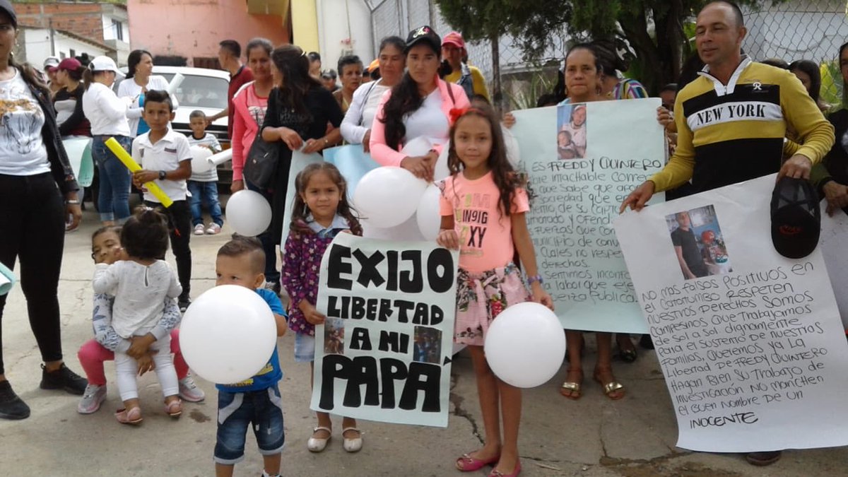 CiscaCatatumbo's tweet photo. #AEstaHora Comunidades del corregimiento de Cartagenita se movilizan en el Mpio. de Convención en rechazo a la detención de Freddy Quintero López. Consideran esta detención un “falso positivo judicial” y exigen de manera inmediata su libertad.
#EsHoraDeSalir https://t.co/lyprhgVVze