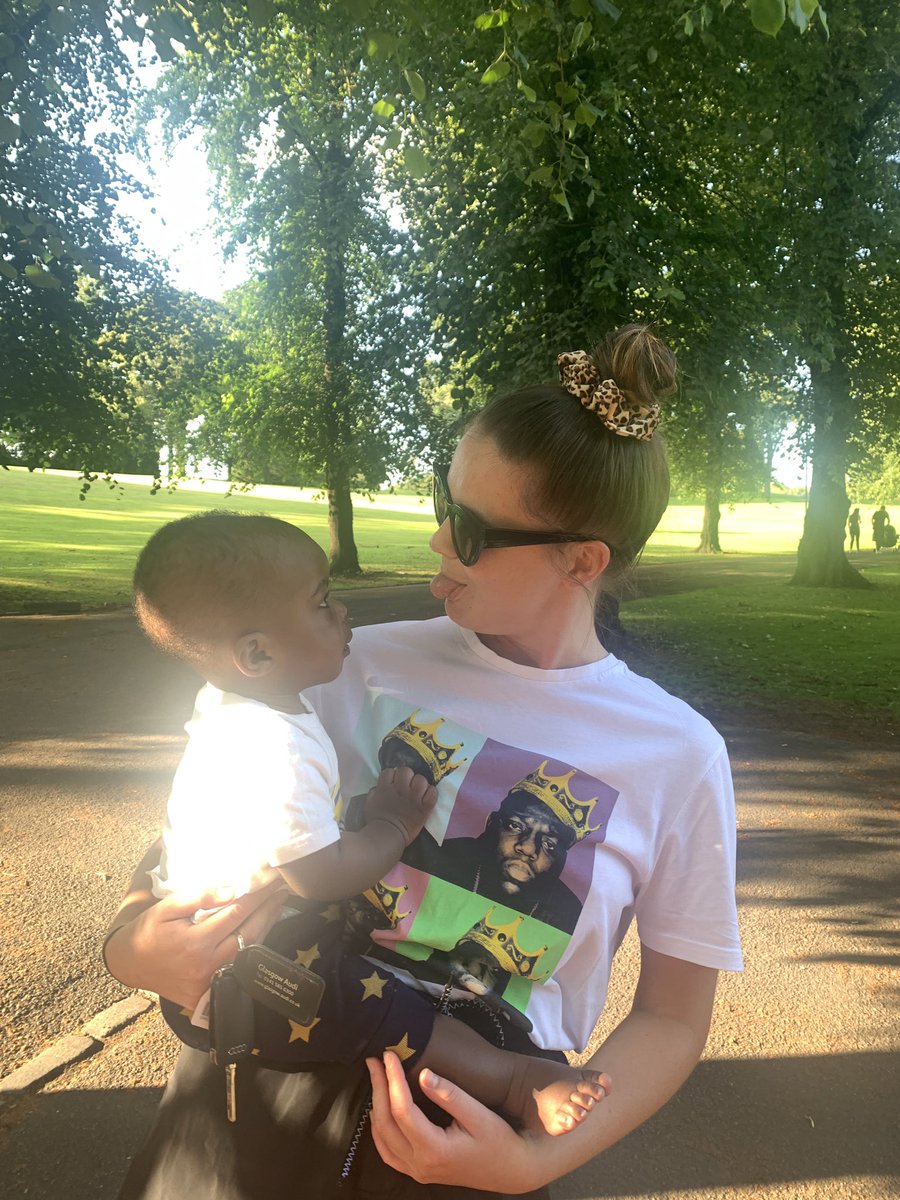 caitlinharveyx's tweet photo. A year ago I was mwi on a night out n got chattin to the toilet attendant who told me she had recently moved here from Nigeria and she had no friends. Since then we’ve went on walks together and I took her for her 1st mac n cheese. I call her Big S and yesterday I met Baby S 😭❤️ https://t.co/fNILJOm8IC