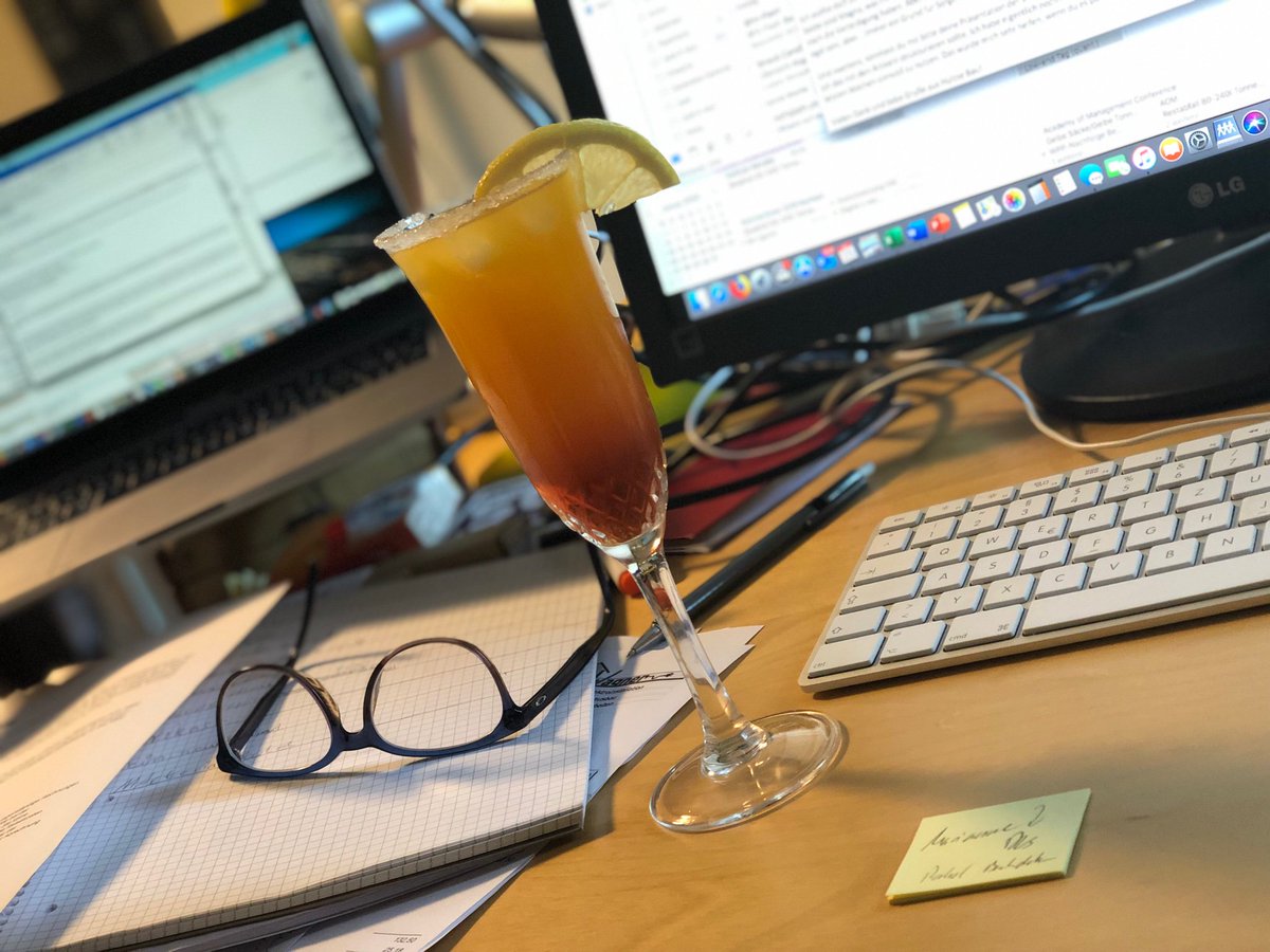 My stepdaughter knows how to alleviate the burden of home office days and serves her own cocktail creations to the desk 😄🥰🍸