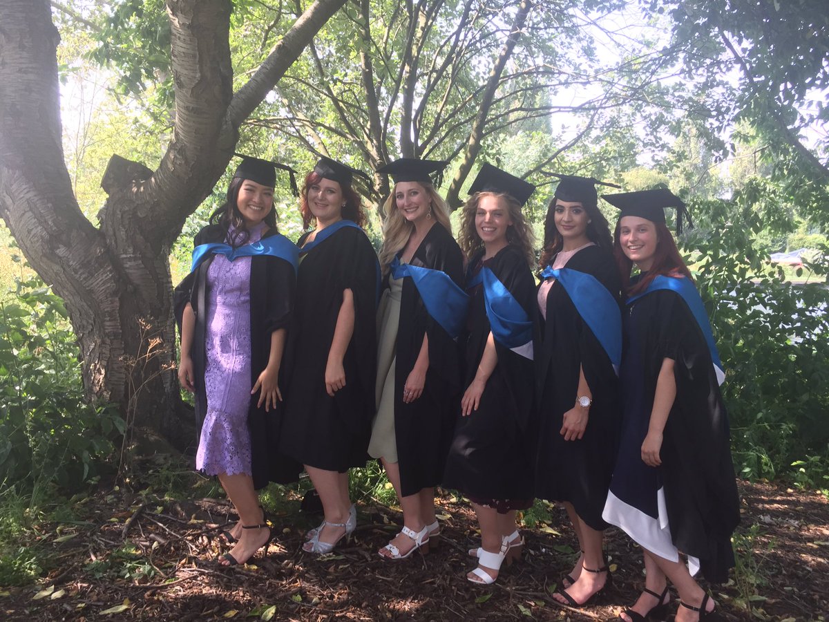 UniNhantsGlobal's tweet photo. These girls have nailed how to do a graduate photoshoot on the hottest day of the year; you chase the shade! 💁‍♀️🎓☀️#UONgrads https://t.co/G1DnLUl1sF