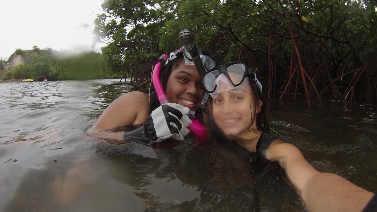 MarineScienceRU's tweet photo. Alexis and Ariana enjoying their first day in the field. #vagelli #marinefieldecology #Rutgers @Rutgers_Camden @DeniseLenaya https://t.co/CwvPwk0awq