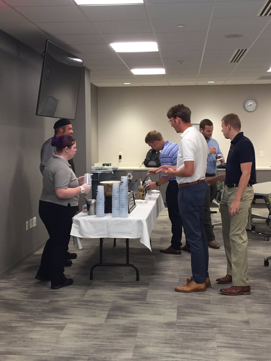 daniharmon8's tweet photo. It’s hard to beat ice cream and cornhole!!  #NationalInternDay #KochInterns #LifeAtKoch @KochCollege https://t.co/BPJA3rdgiN
