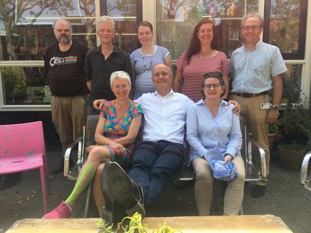 EnschedeCentrum's tweet photo. Vanmorgen heeft burgemeester @OnnovVeldhuizen mooie plekken bezocht en inspirerende gesprekken gevoerd in ons stadsdeel. #WijkWijzer #PerformanceFactory #JIPAlifaJongerenwerk #SpoorZone #RobsonAteliers #WeerKommn! https://t.co/mwn9ZzDduF
