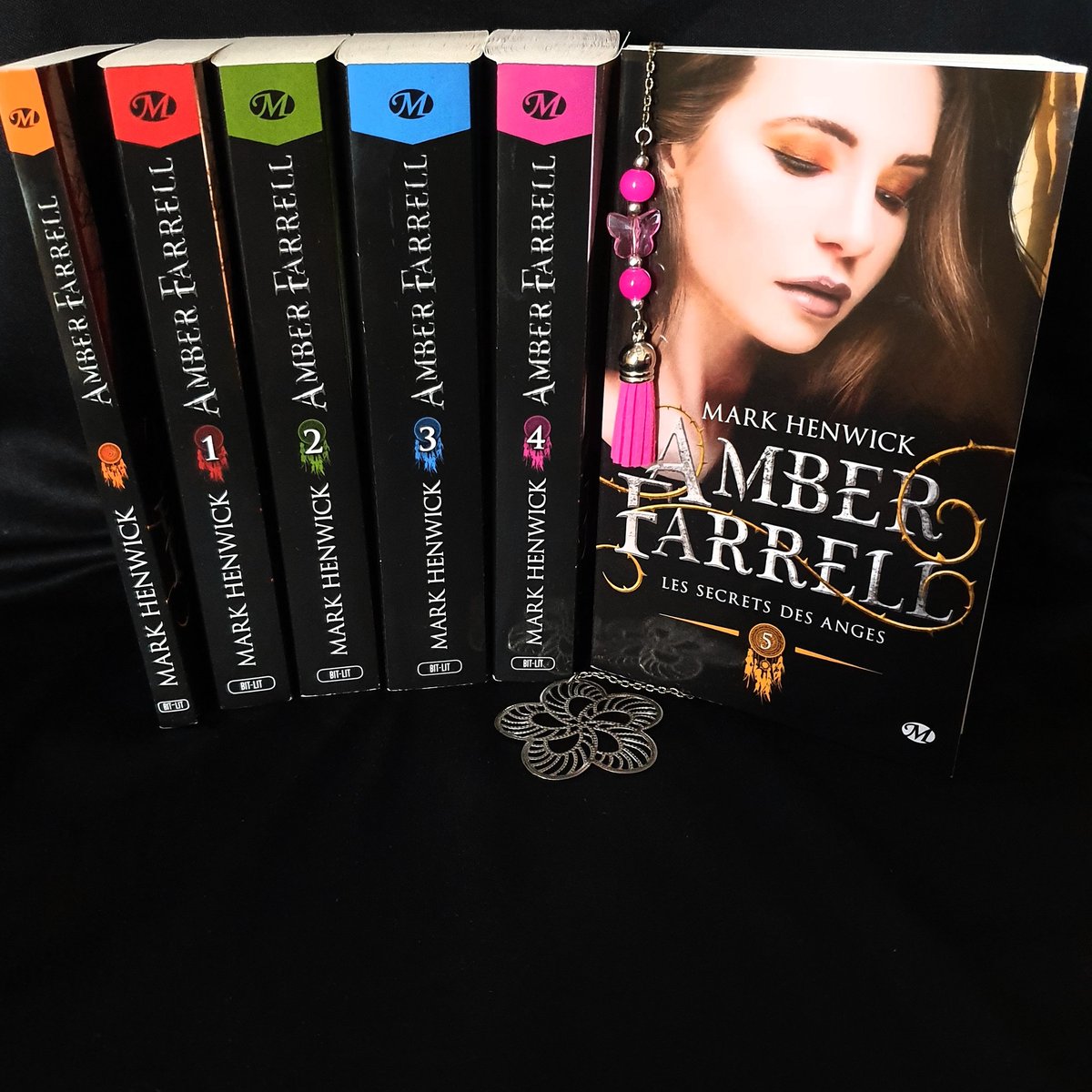 bea__mars's tweet photo. #LectureduMoment📖 #ActuYA #LesSecretsdesAnges #AngelStakes  #AmberFarrell #tome5 @MarkHenwick Merci @MiladyFR #BooksAddict #UrbanfantasyAddict 📚💖 https://t.co/zoAQy2n5r4