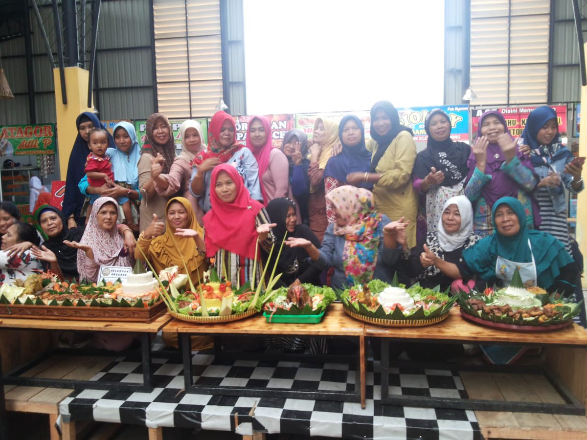 Agus53ty4d1's tweet photo. Pedagang Gedung Kuliner Banjarnegara, mengadakan tasyakuran, sebagai rasa syukur kepada Allah SWT telah diberikan rezeki. Dan para pedagang mengucapkan terima kasih dan penghargaan kepada Pak Bupati Banjarnegara Pak Budhi Sarwono. Hadir juga Pak Joi Setiawan Kepala Indagkopukm .. https://t.co/NDczz3VBgh