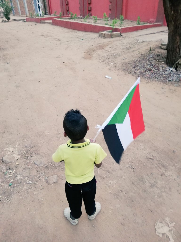 SamKinani's tweet image. إلاّ باكر يا حليوة
لمـّا أولادنا السمر
يبقوا أفراحنا البنمسح بيها .. أحزان الزمن
نمشى فى كل الدروب الواسعة ديك
والرواكيب الصغيرة .. تبقى أكبر من مدن
💚🇸🇩♥️🇸🇩🖤
#مدن_السودان_تنتفض
#القومة_ليك_يا_وطني
#الثورة_مستمرة ✌️🇸🇩✌️