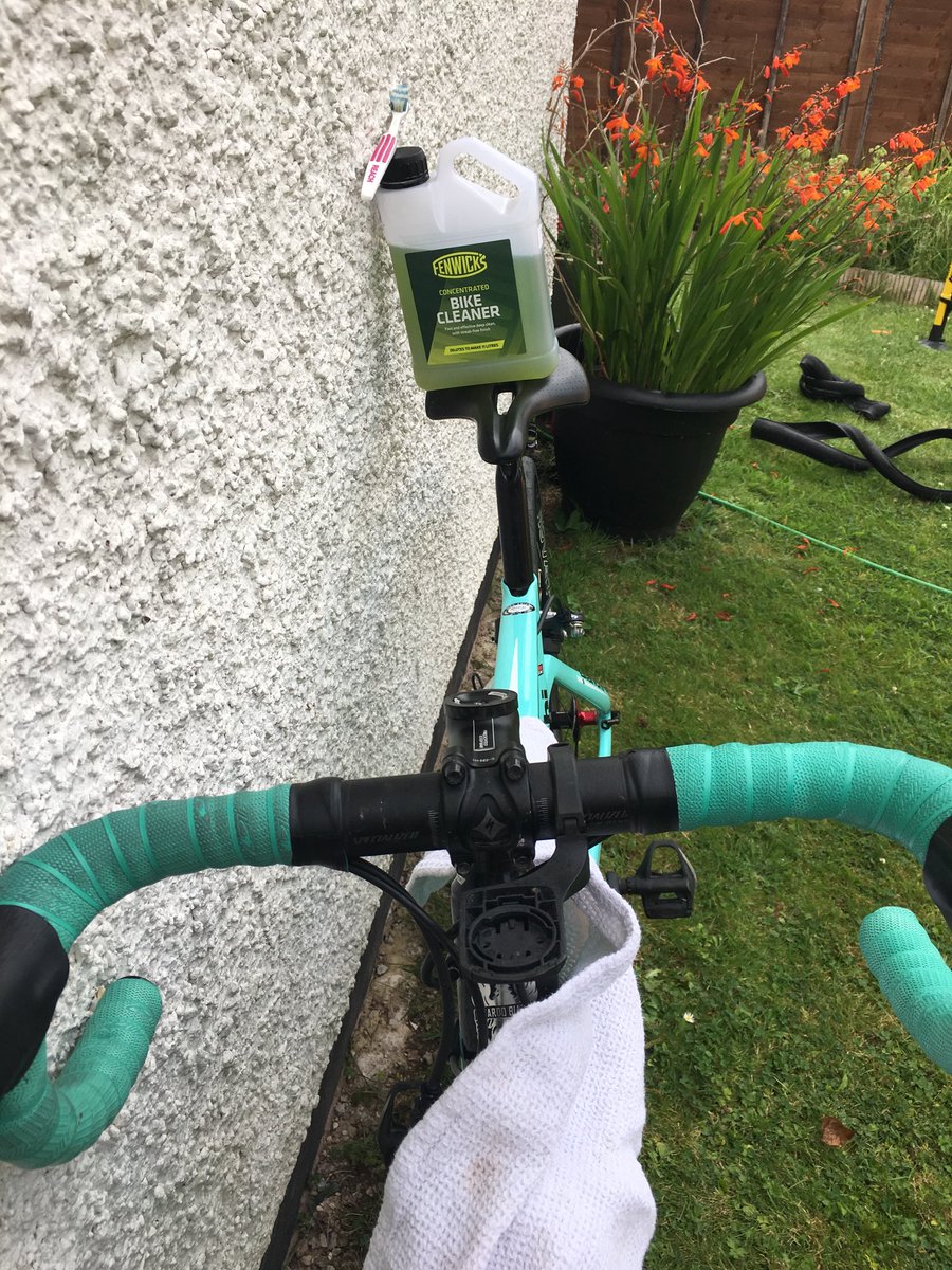 freddiefrog66's tweet image. Before &amp;amp; after shot of handlebar tape #fenwickbikes #nomoregrime #greatsolution